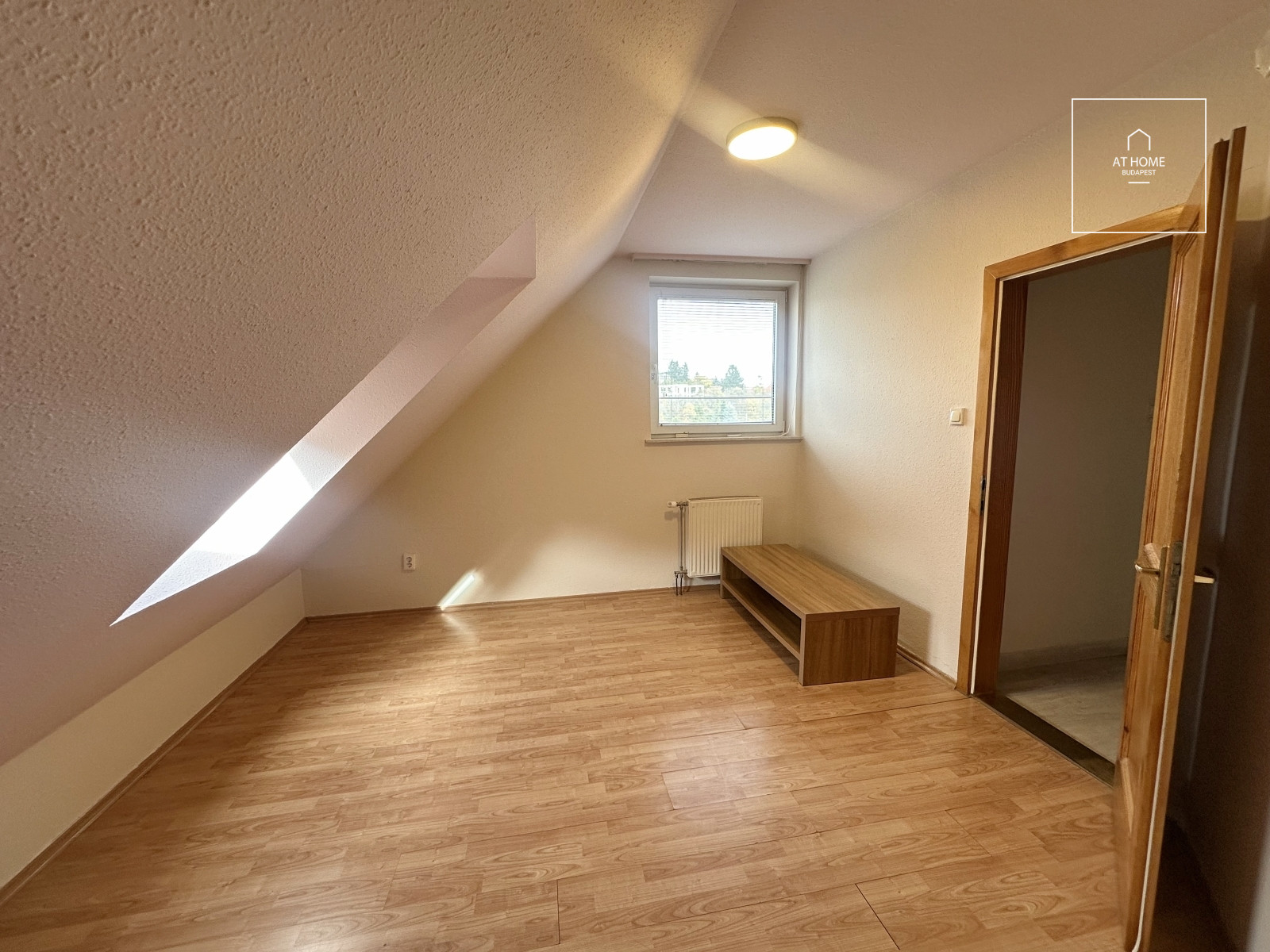 Four-storey semi-detached house with panoramic views and a landscaped garden in Kútvölgy, District XII