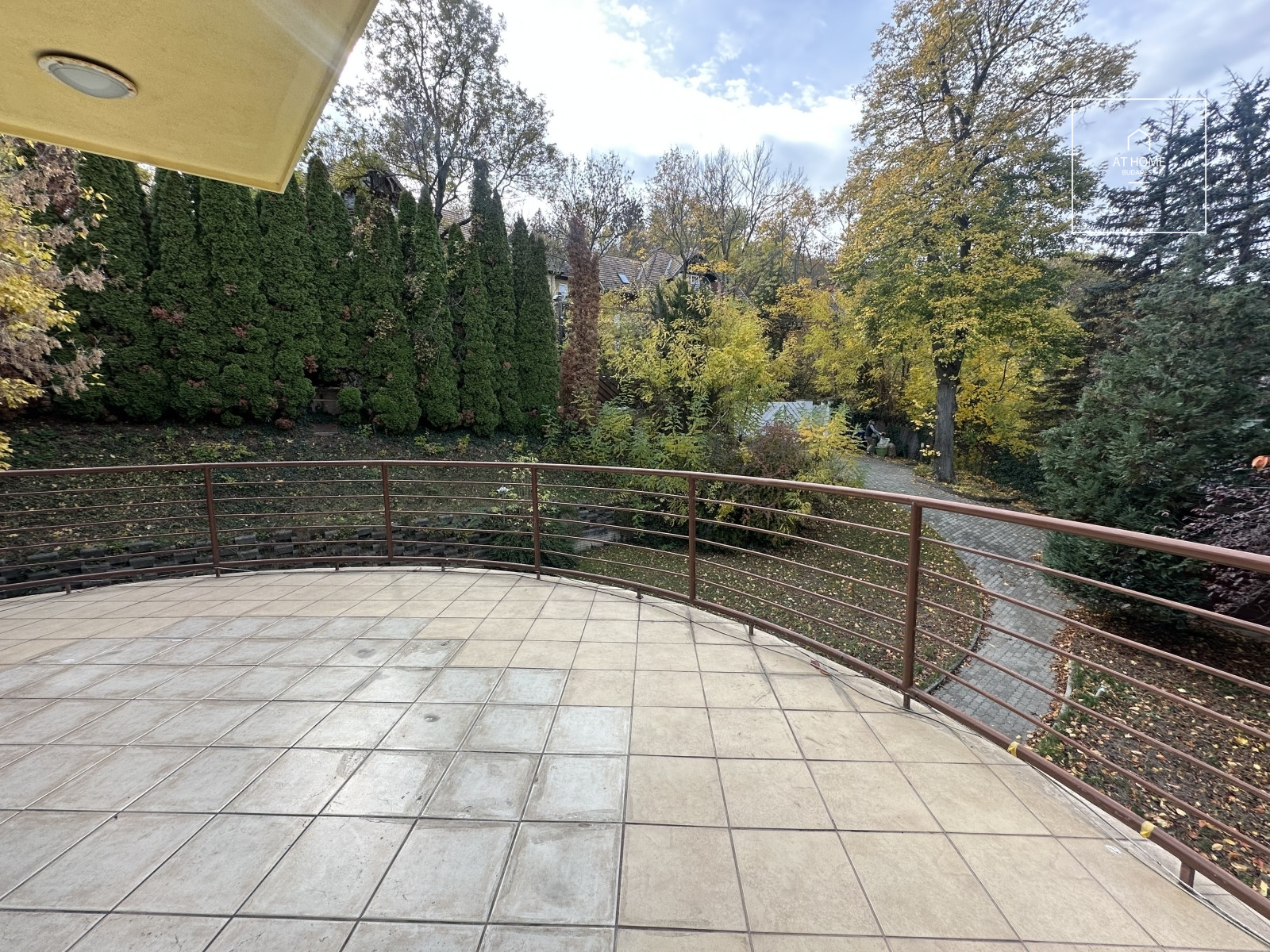 Four-storey semi-detached house with panoramic views and a landscaped garden in Kútvölgy, District XII