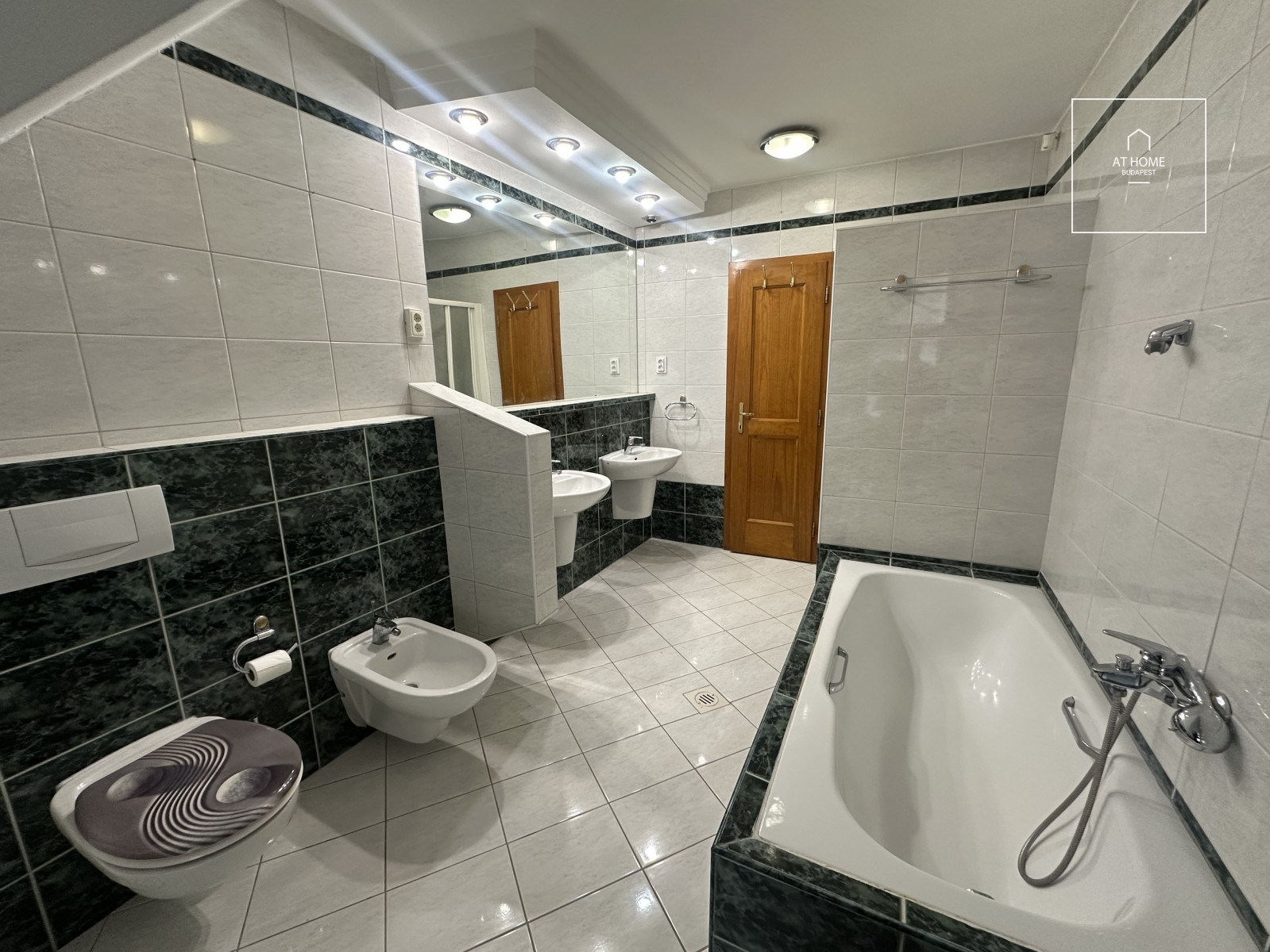 Four-storey semi-detached house with panoramic views and a landscaped garden in Kútvölgy, District XII