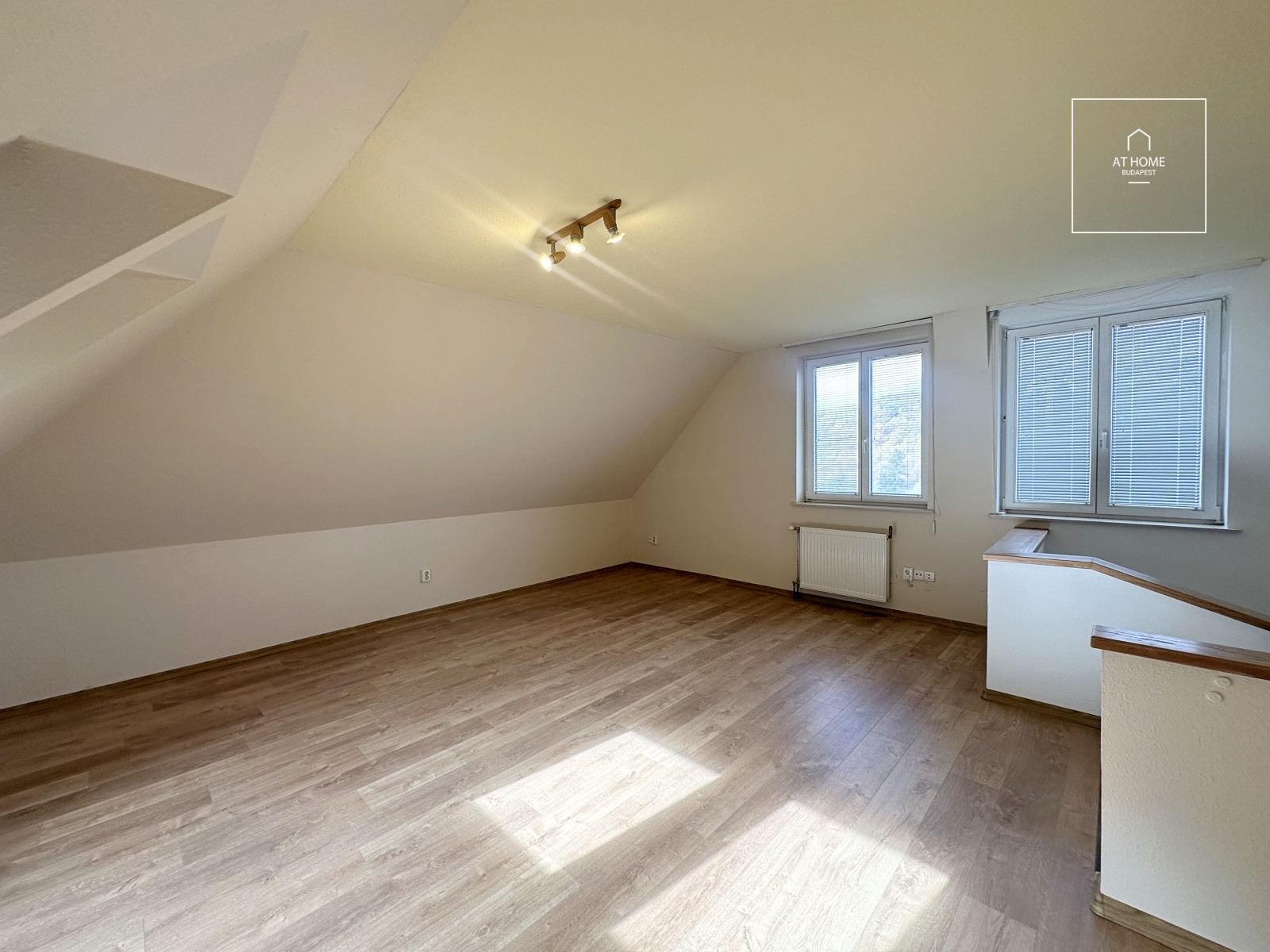 Four-storey semi-detached house with panoramic views and a landscaped garden in Kútvölgy, District XII