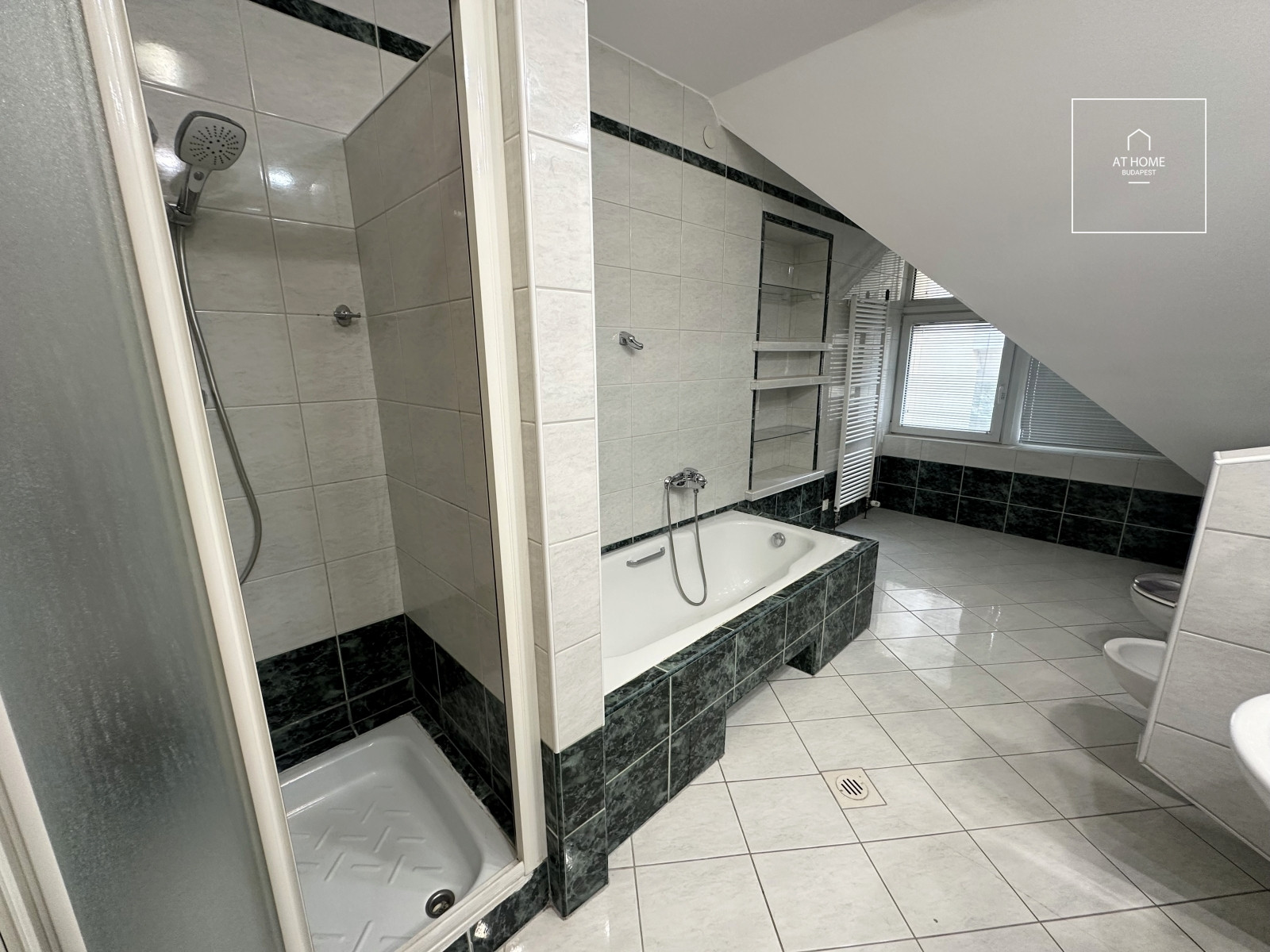 Four-storey semi-detached house with panoramic views and a landscaped garden in Kútvölgy, District XII