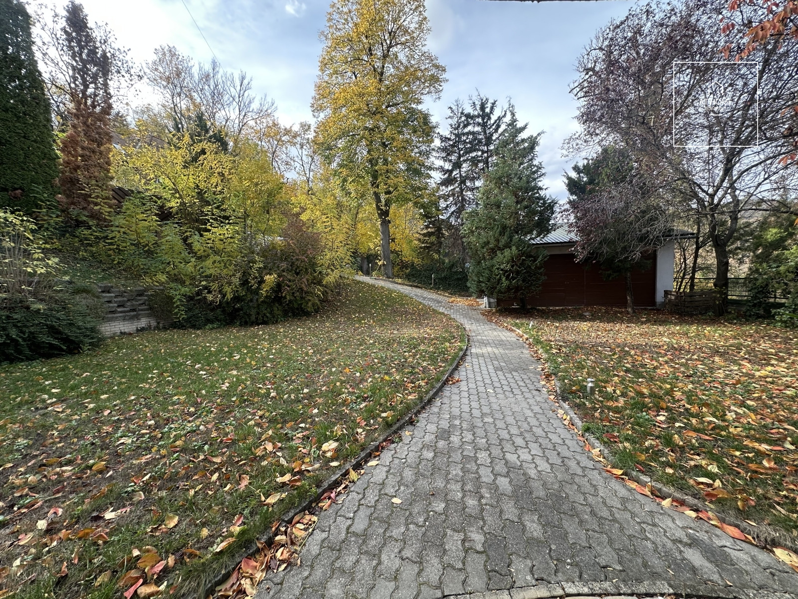 Panorámás négyszintes ikerház parkosított kerttel a XII. kerületi Kútvölgyben