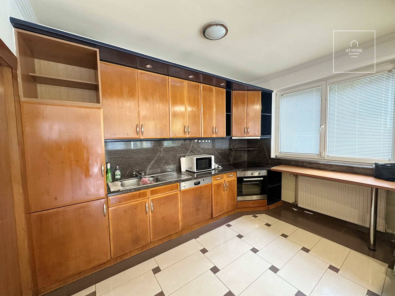 Four-storey semi-detached house with panoramic views and a landscaped garden in Kútvölgy, District XII