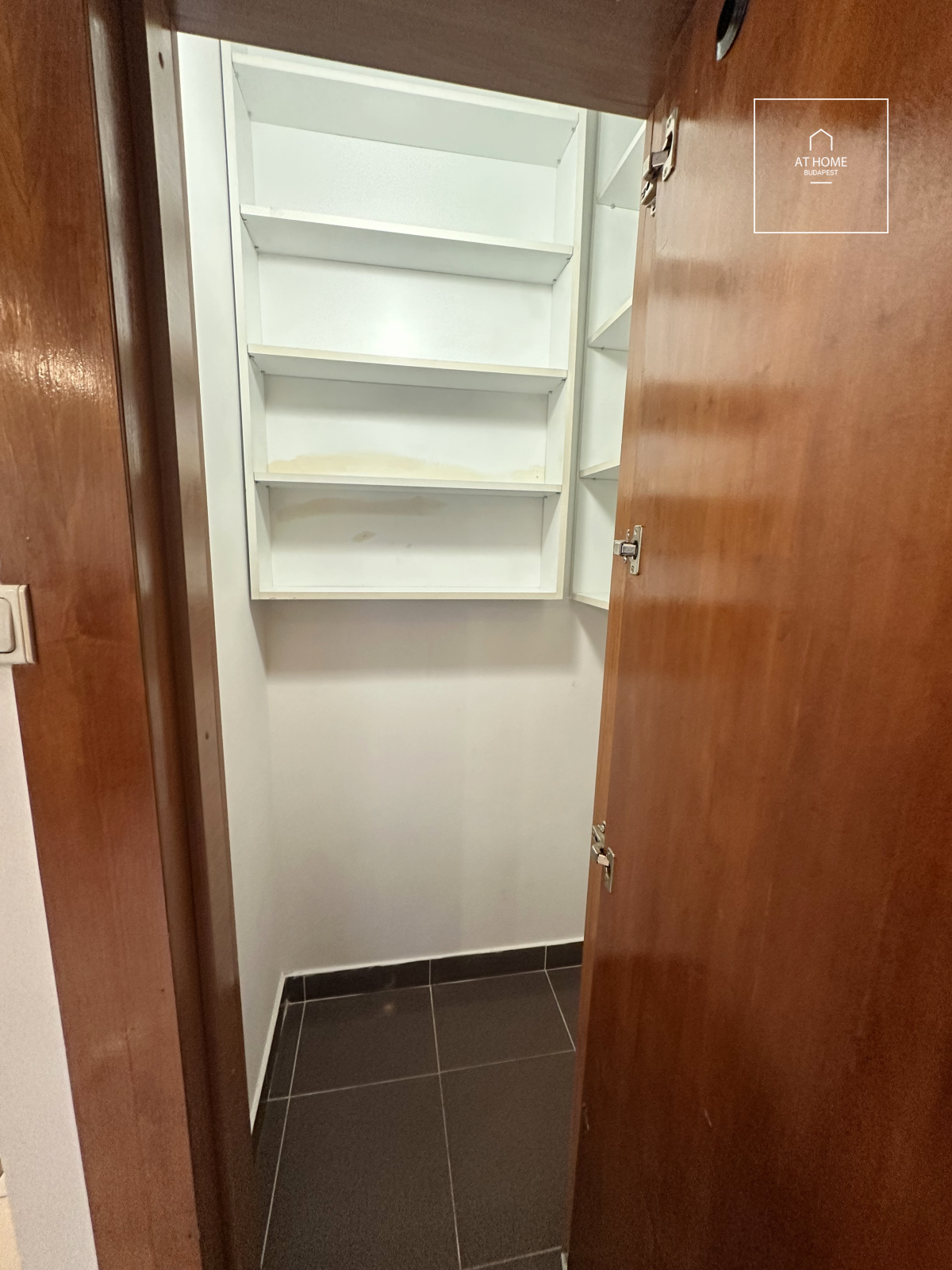 Panorámás négyszintes ikerház parkosított kerttel a XII. kerületi Kútvölgyben