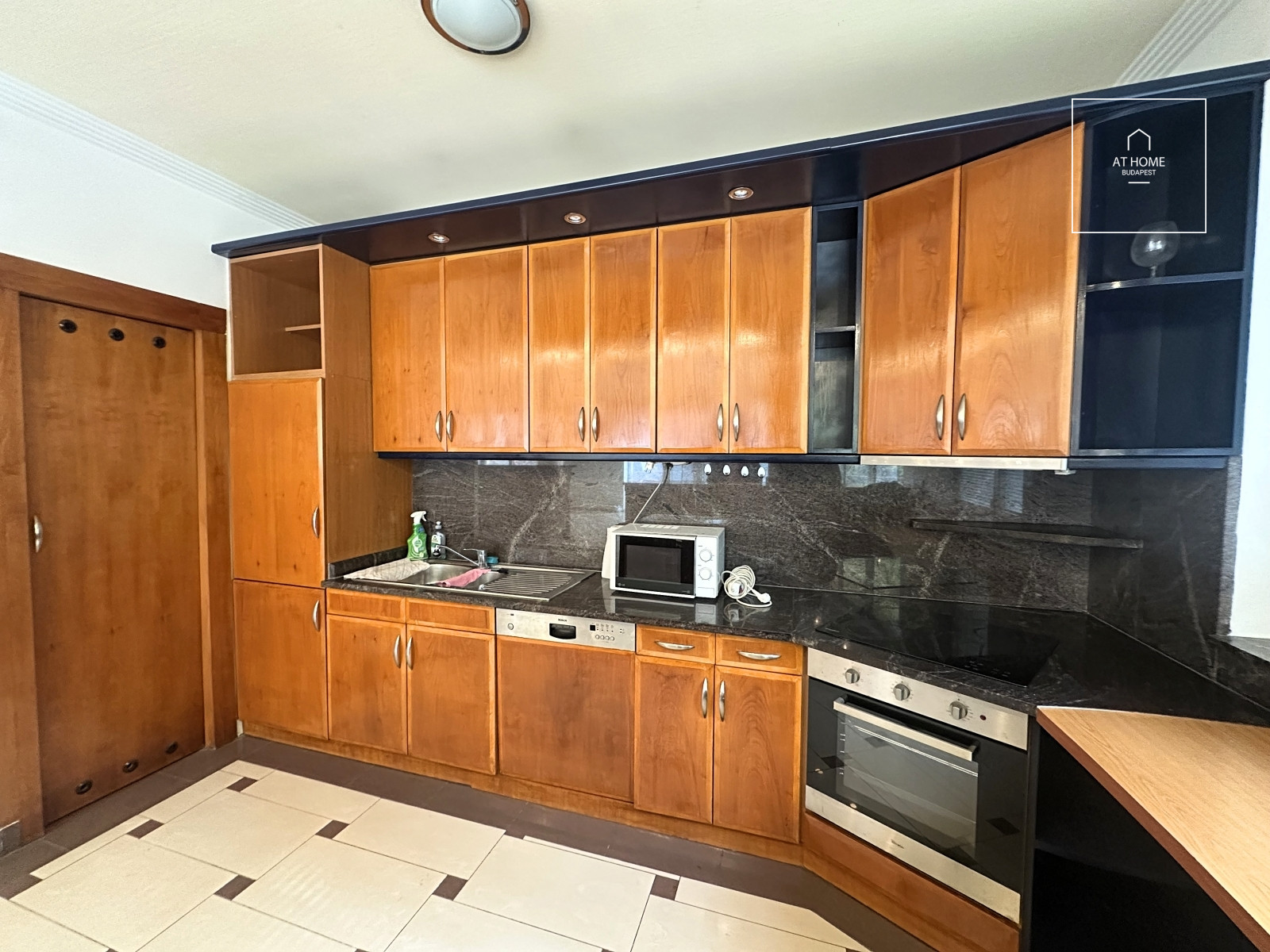 Four-storey semi-detached house with panoramic views and a landscaped garden in Kútvölgy, District XII