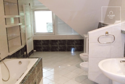 Four-storey semi-detached house with panoramic views and a landscaped garden in Kútvölgy, District XII