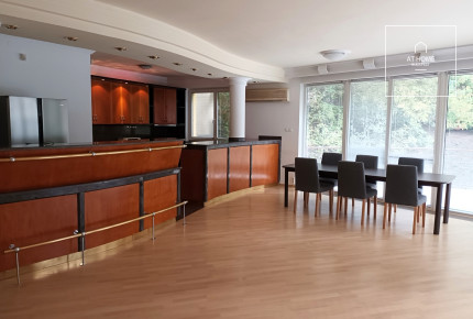 Four-storey semi-detached house with panoramic views and a landscaped garden in Kútvölgy, District XII