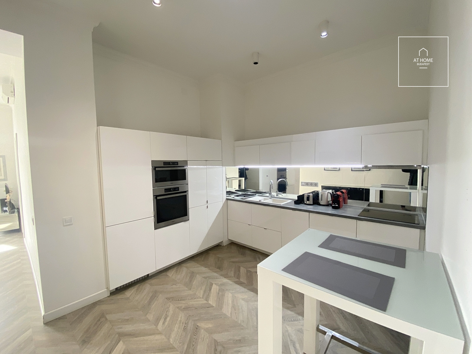 Exclusive panoramic 2-bedroom apartment near Erzsébet Square