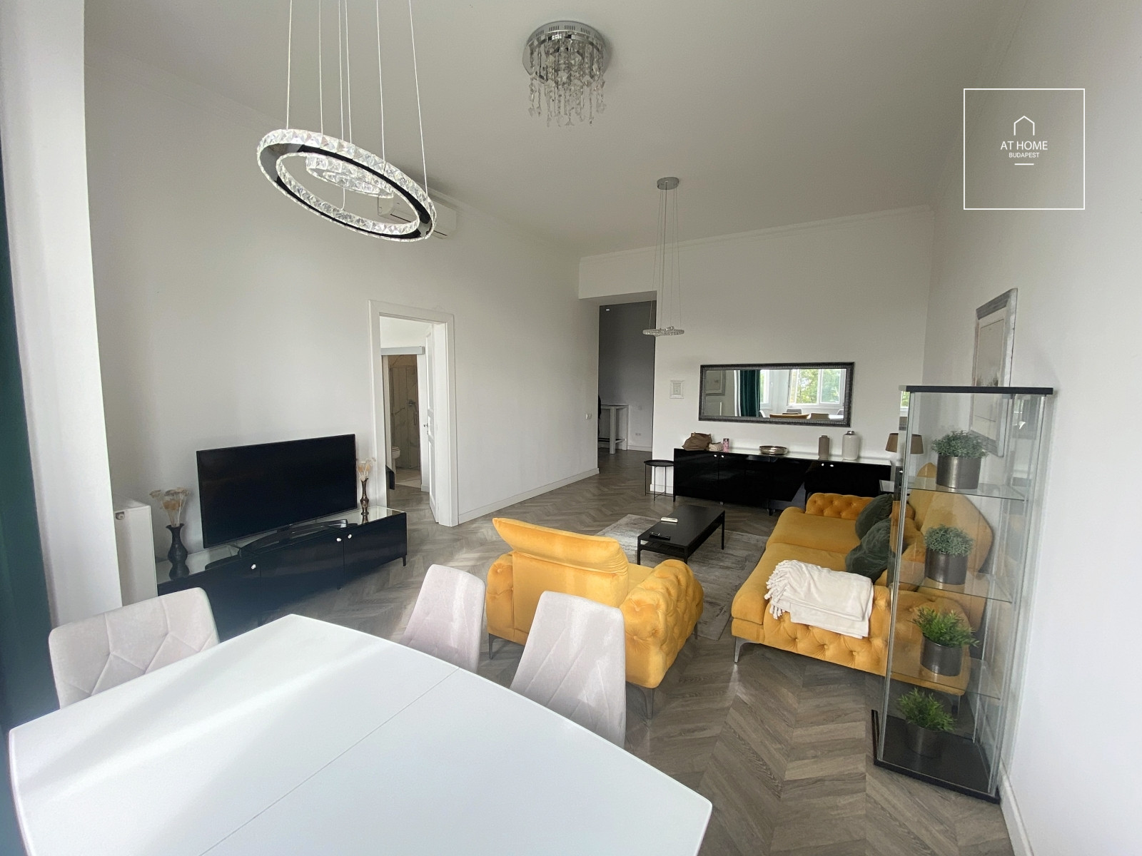 Exclusive panoramic 2-bedroom apartment near Erzsébet Square