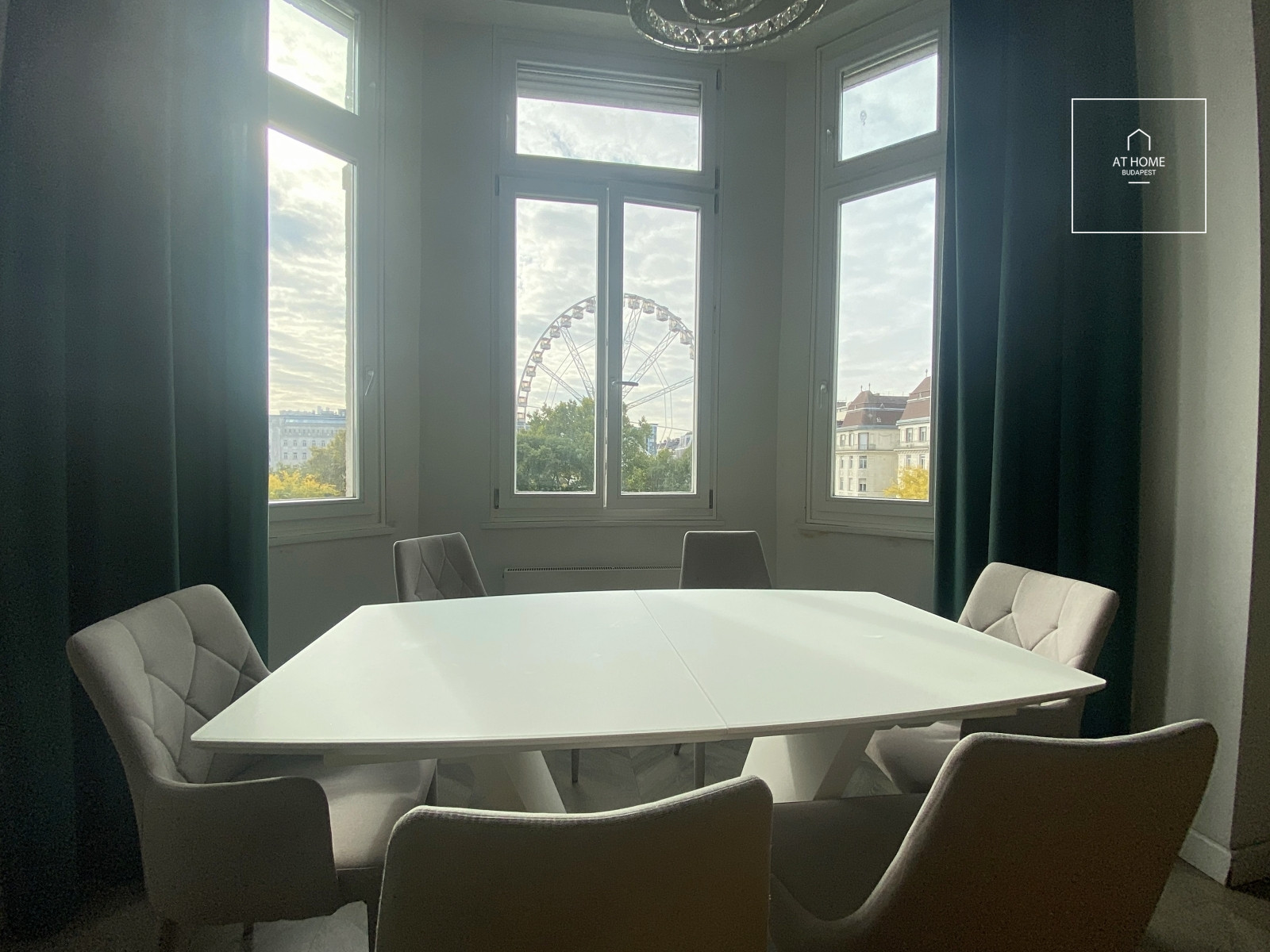 Exclusive panoramic 2-bedroom apartment near Erzsébet Square