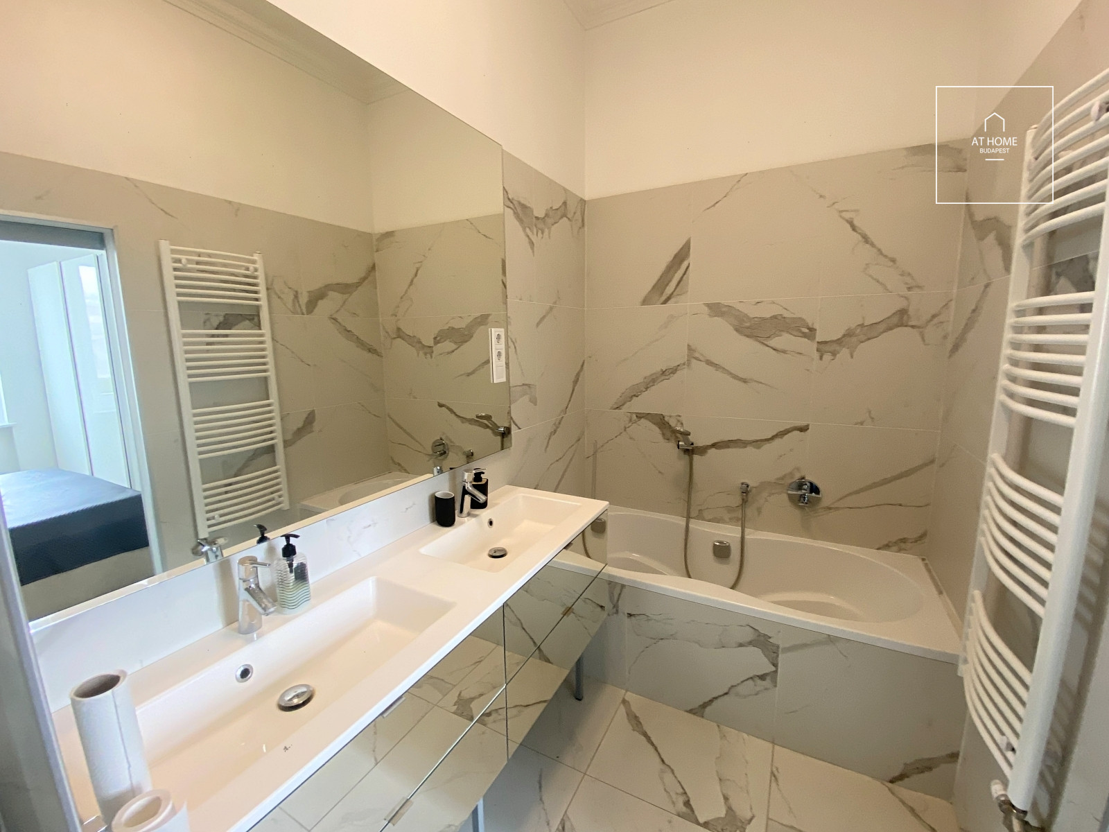 Exclusive panoramic 2-bedroom apartment near Erzsébet Square