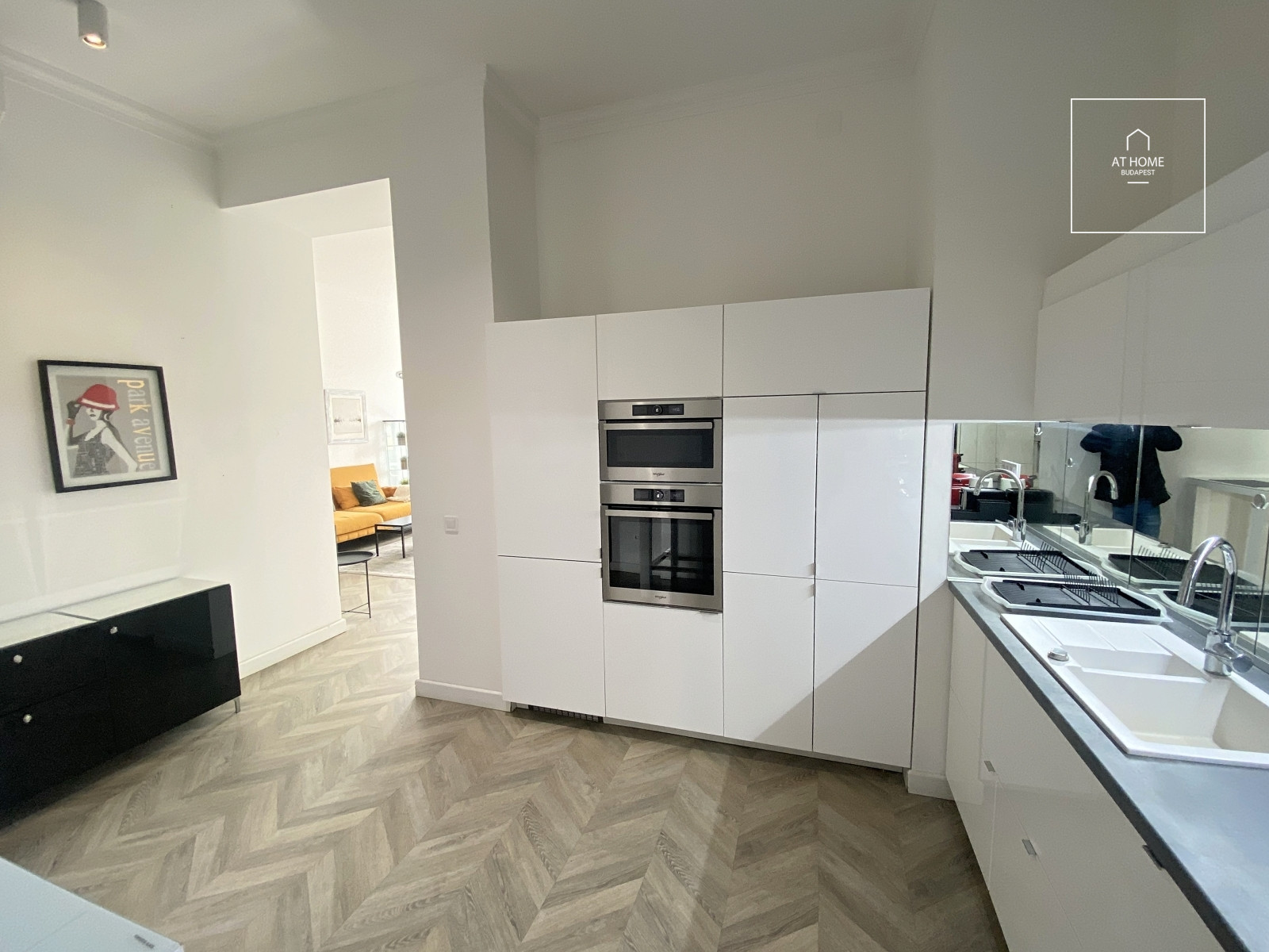 Exclusive panoramic 2-bedroom apartment near Erzsébet Square