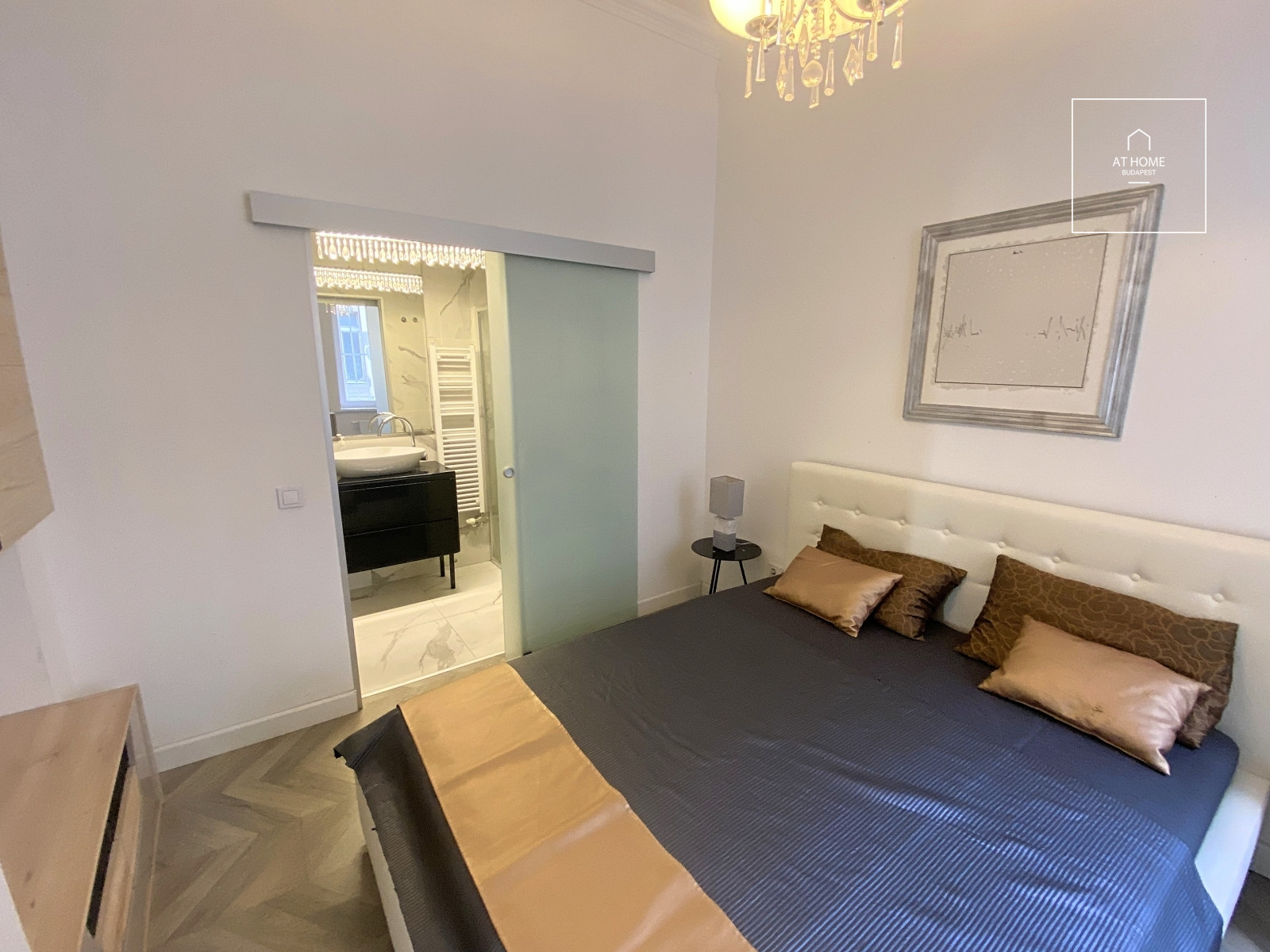 Exclusive panoramic 2-bedroom apartment near Erzsébet Square