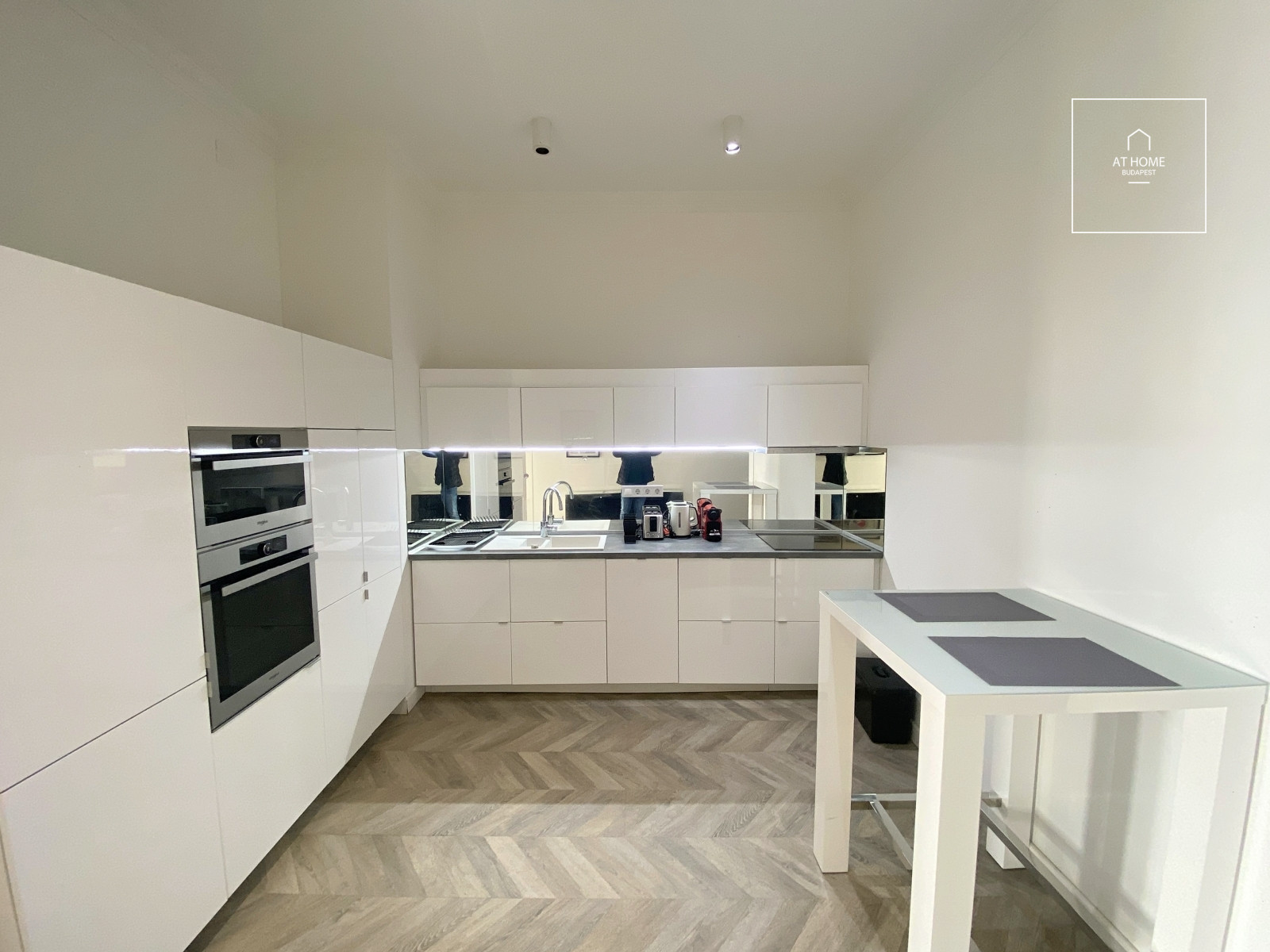 Exclusive panoramic 2-bedroom apartment near Erzsébet Square