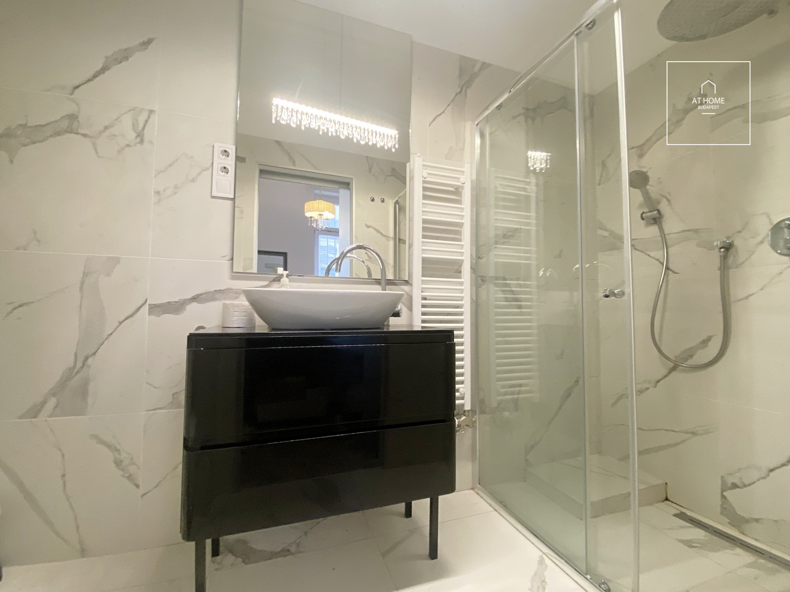 Exclusive panoramic 2-bedroom apartment near Erzsébet Square