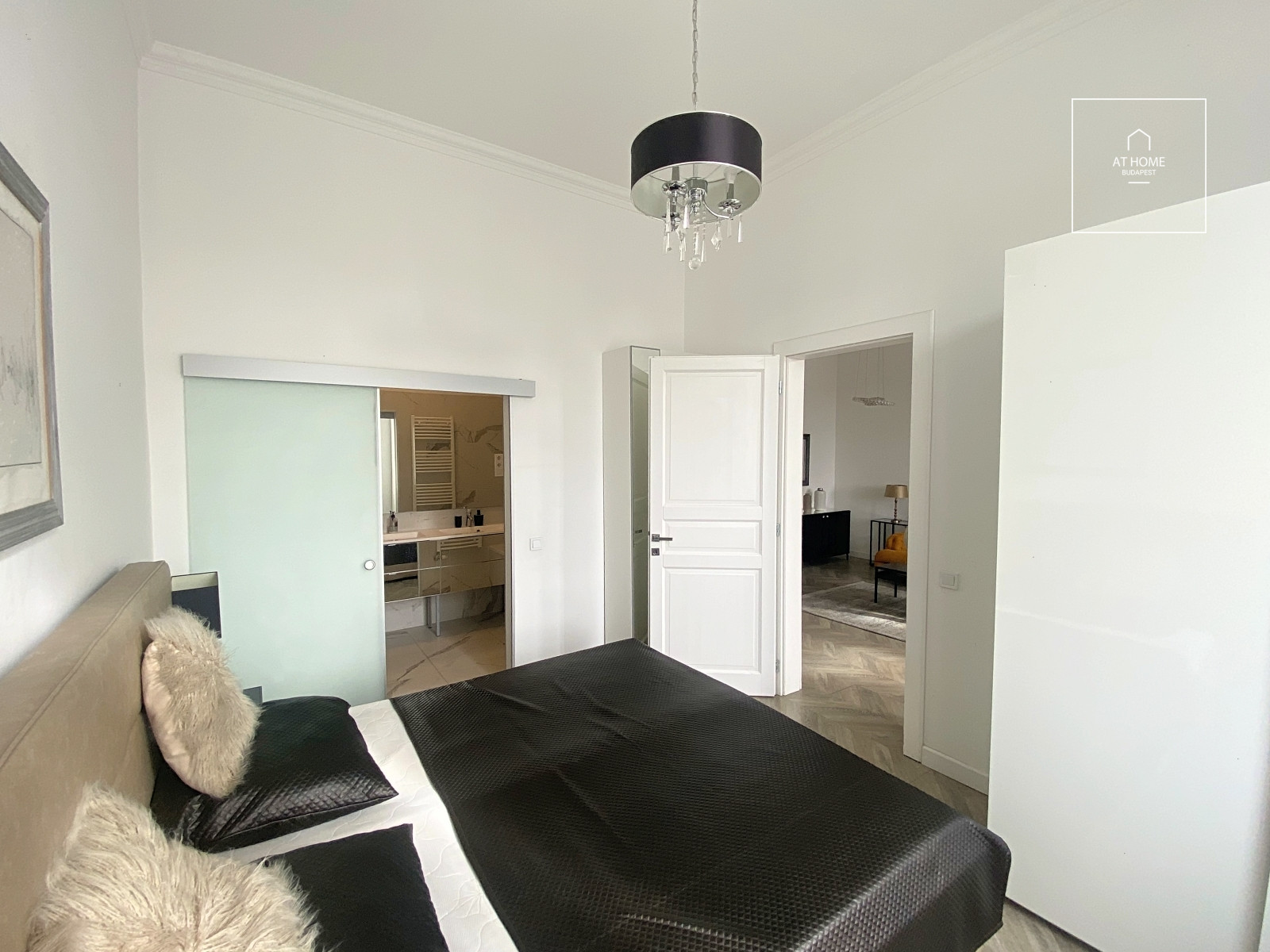 Exclusive panoramic 2-bedroom apartment near Erzsébet Square