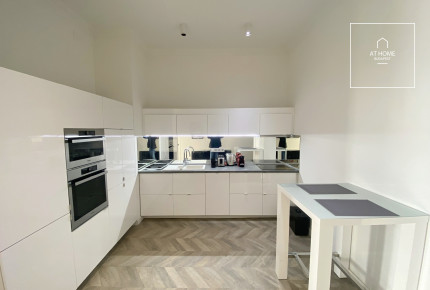 Exclusive panoramic 2-bedroom apartment near Erzsébet Square