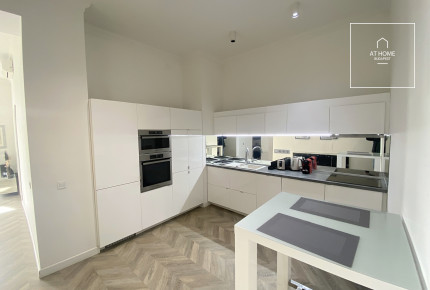 Exclusive panoramic 2-bedroom apartment near Erzsébet Square