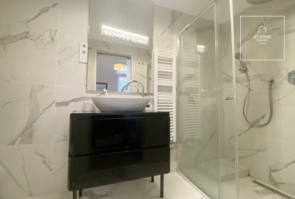 Exclusive panoramic 2-bedroom apartment near Erzsébet Square