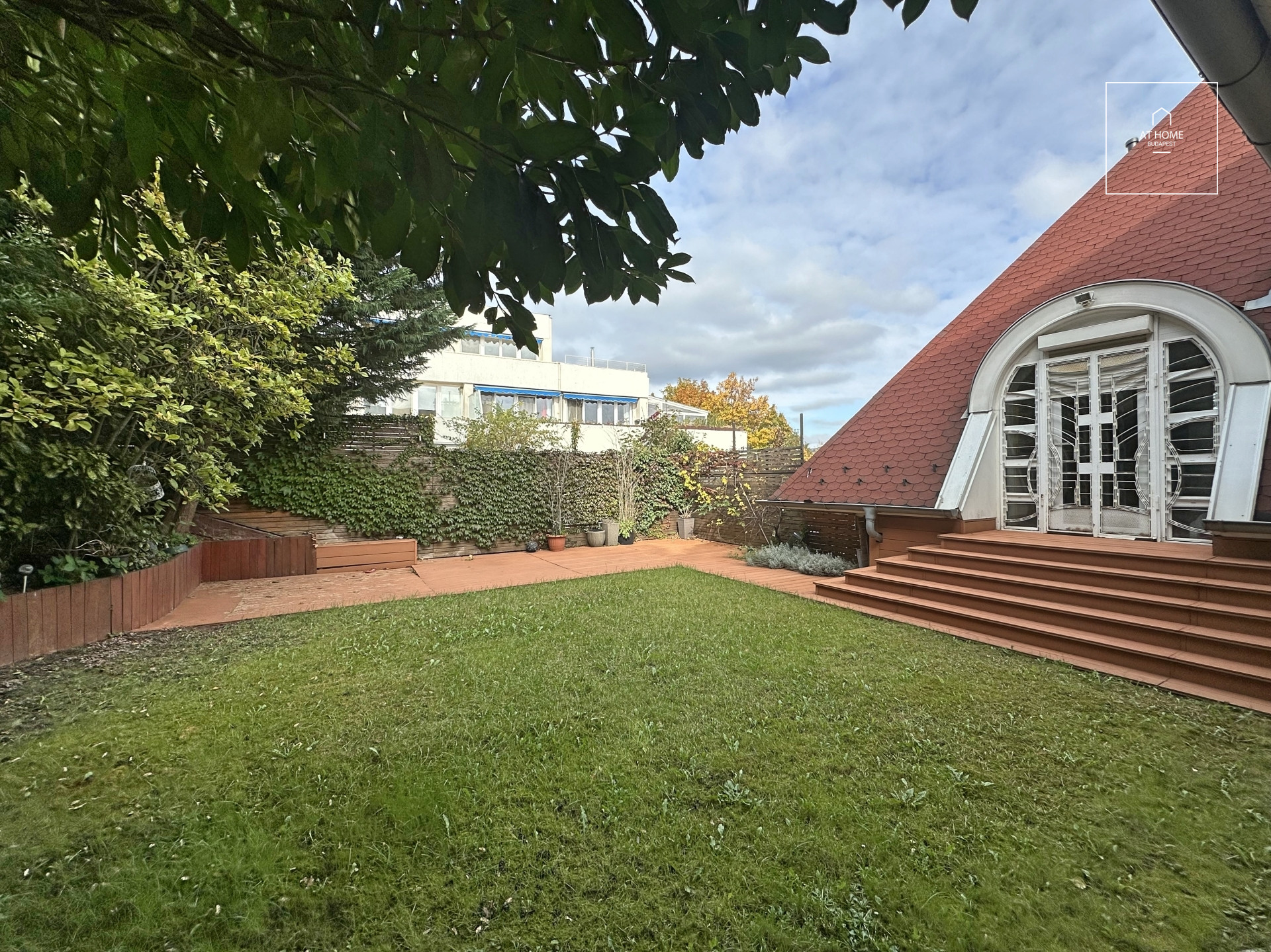 Exkluzív, panorámás, belső kétszintes lakás kiadó Istenhegyen – saját kerttel és szaunával