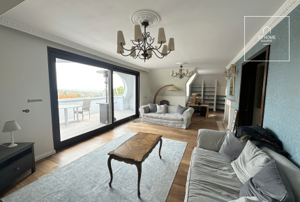 Exkluzív, panorámás, belső kétszintes lakás kiadó Istenhegyen – saját kerttel és szaunával