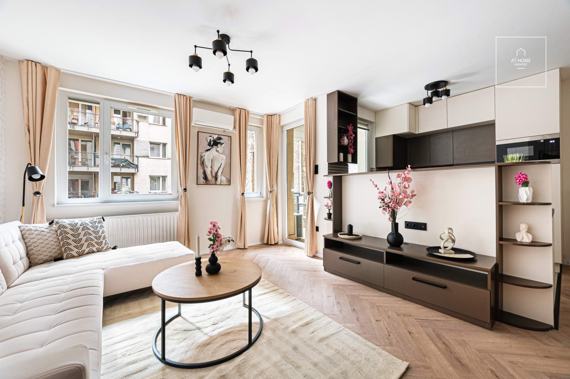 For sale: 2-bedroom apartment with balcony, Newly Renovated, in the Heart of Erzsébetváros