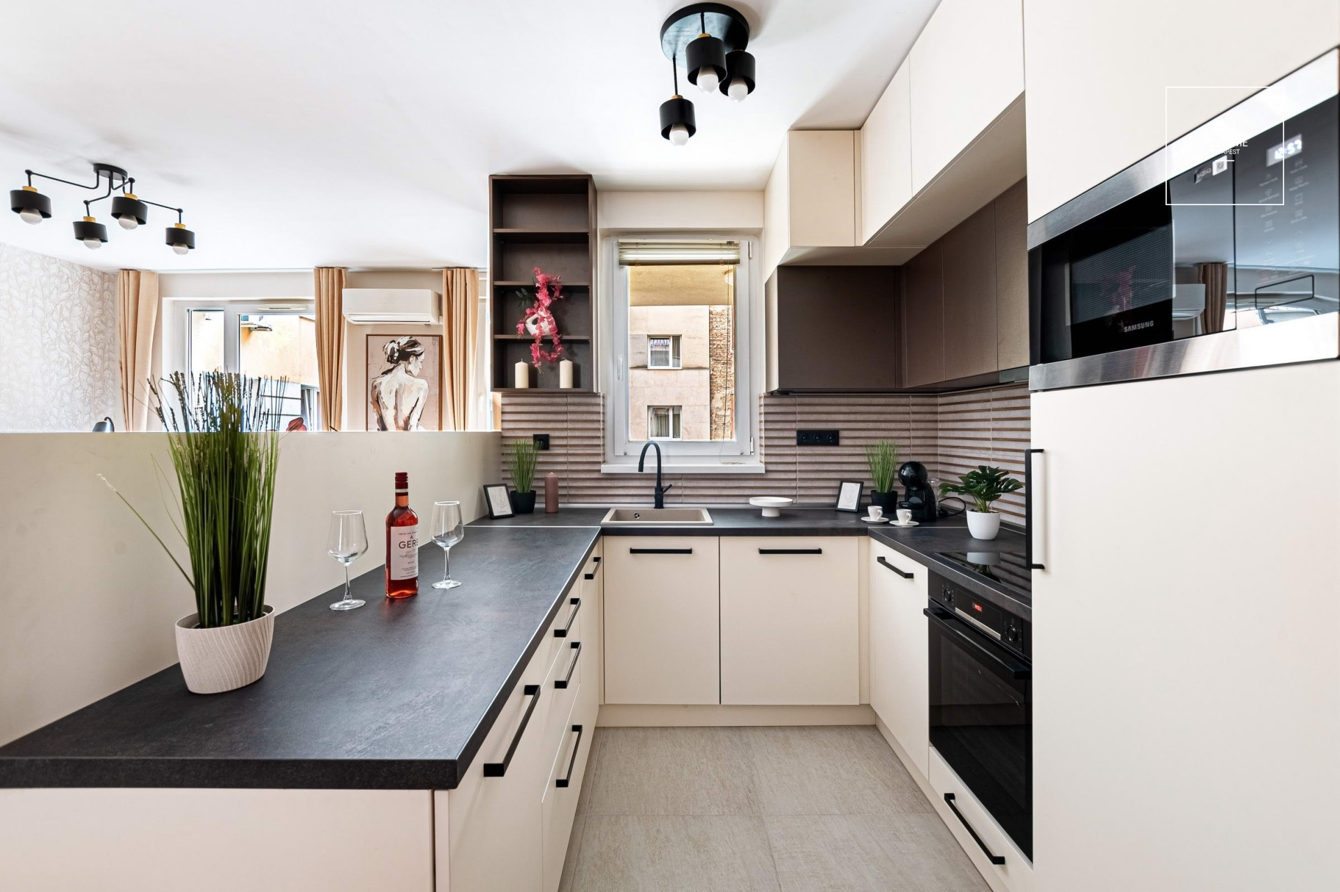 For sale: 2-bedroom apartment with balcony, Newly Renovated, in the Heart of Erzsébetváros