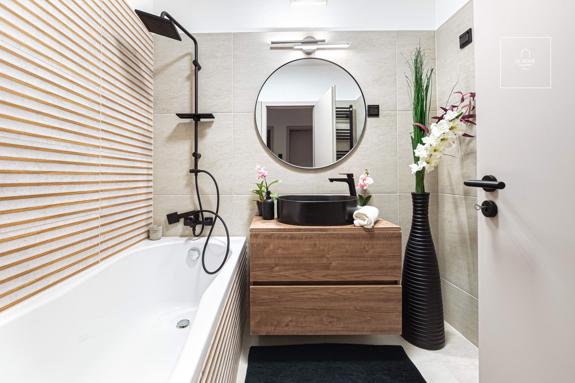 For sale: 2-bedroom apartment with balcony, Newly Renovated, in the Heart of Erzsébetváros