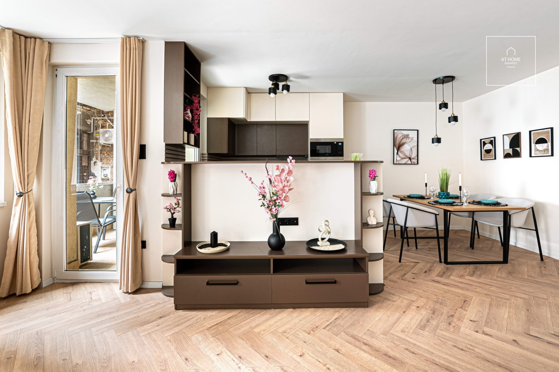 For sale: 3 bedroom apartment with balcony, Newly Renovated, in the Heart of Erzsébetváros