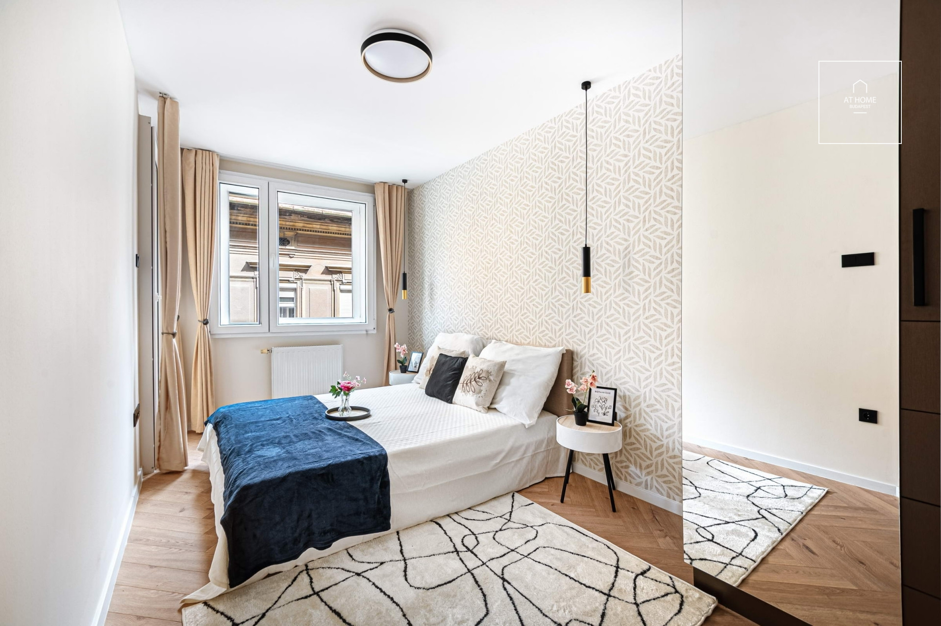 For sale: 3 bedroom apartment with balcony, Newly Renovated, in the Heart of Erzsébetváros