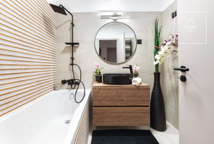 For sale: 3 bedroom apartment with balcony, Newly Renovated, in the Heart of Erzsébetváros