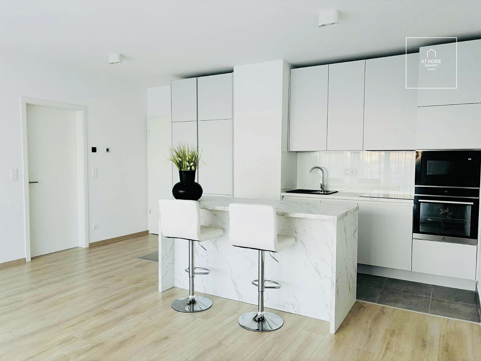 Newly built, sunlit apartment with three bedrooms and a terrace in Marina Part