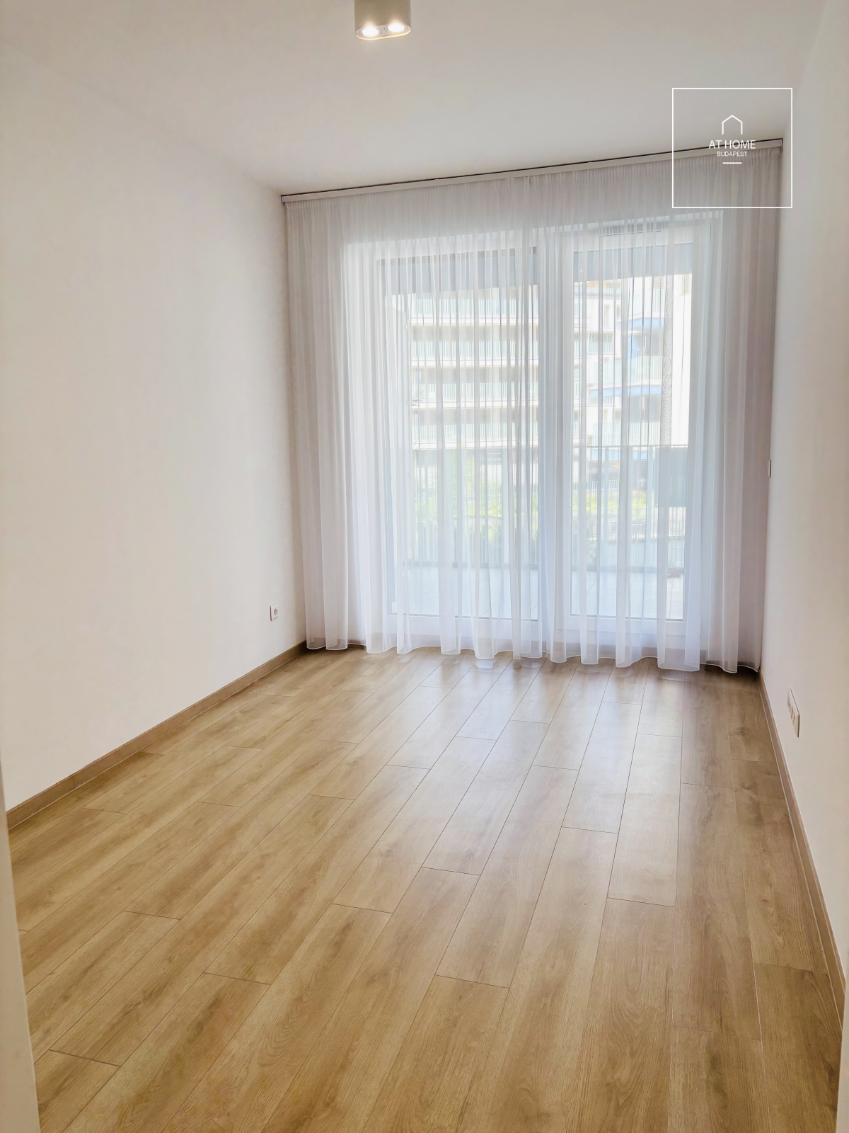 Newly built, sunlit apartment with three bedrooms and a terrace in Marina Part