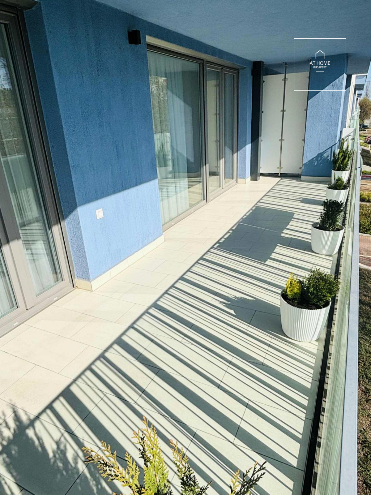 Newly built, sunlit apartment with three bedrooms and a terrace in Marina Part