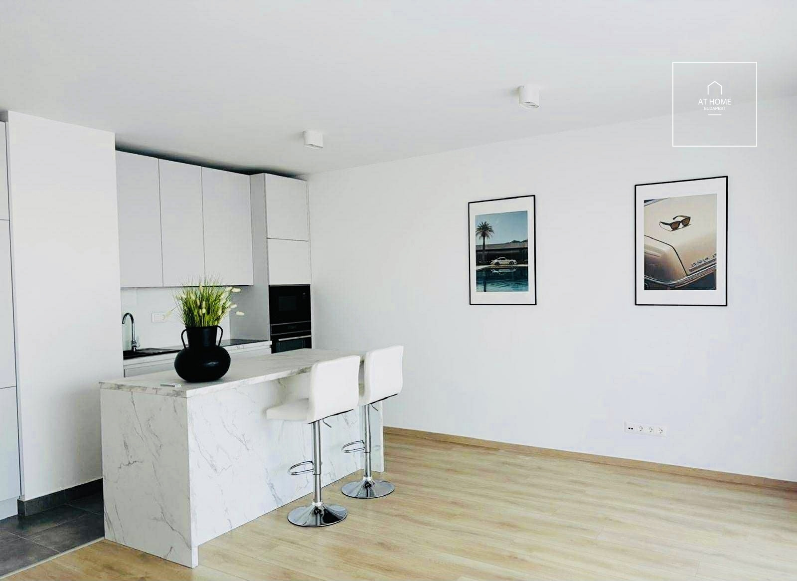 Newly built, sunlit apartment with three bedrooms and a terrace in Marina Part