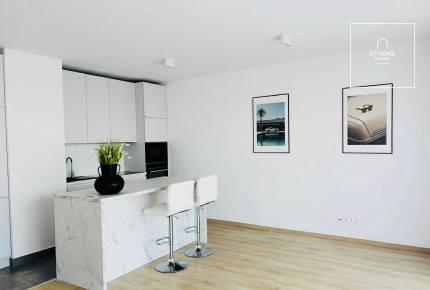 Newly built, sunlit apartment with three bedrooms and a terrace in Marina Part