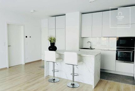 Newly built, sunlit apartment with three bedrooms and a terrace in Marina Part