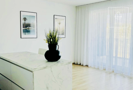 Newly built, sunlit apartment with three bedrooms and a terrace in Marina Part