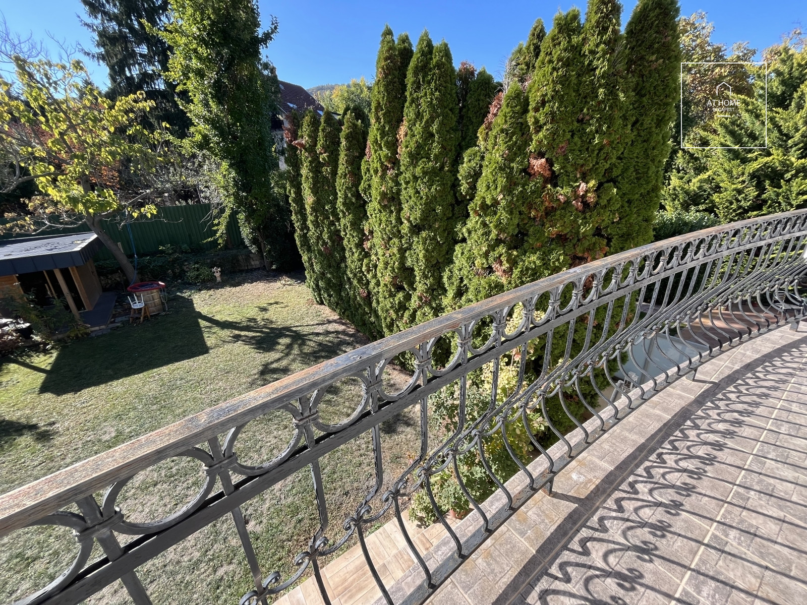 Csendes, zöldövezeti, panorámás ikerházfél eladó Táborhegyen