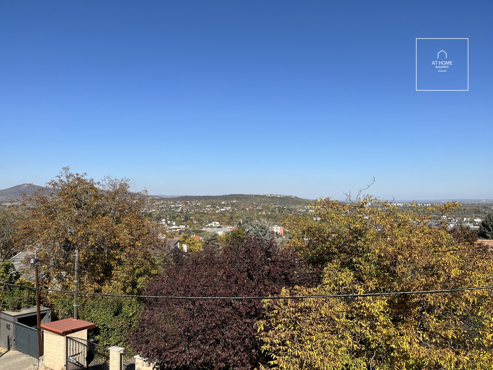 Csendes, zöldövezeti, panorámás ikerházfél eladó Táborhegyen