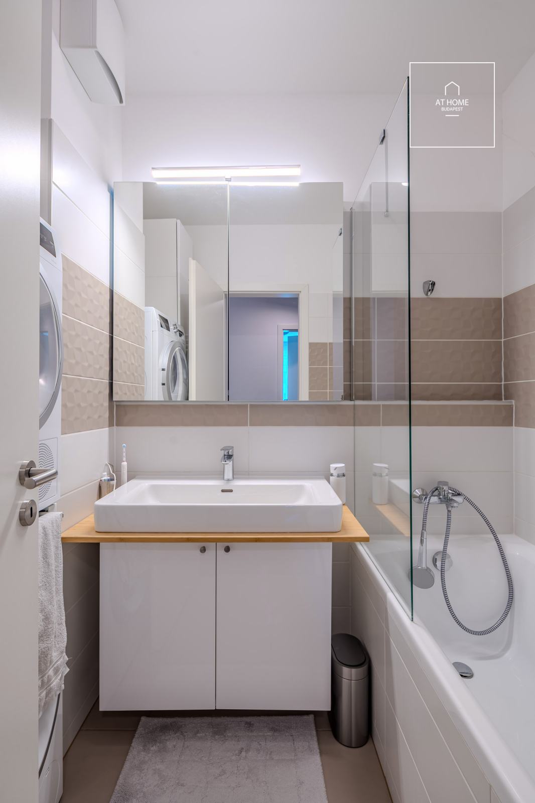 Newly built, three-bedroom, fully furnished apartment with a terrace in Marina Part