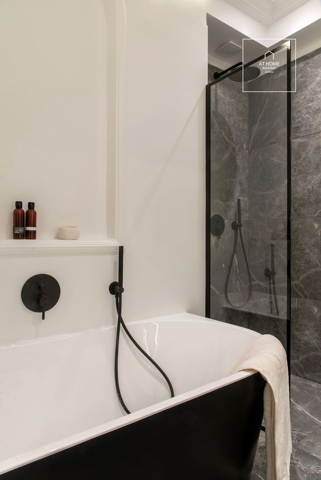 Exclusive Renovated 70 sqm One-Bedroom Apartment in District V, Lipótváros