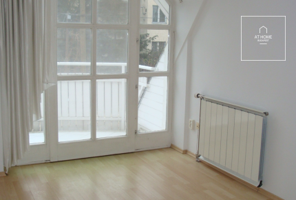 Renovated 152 sqm duplex apartment with a terrace in a private setting in District XII