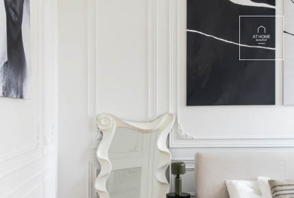 Renovated apartment in the heart of the city, customizable to the new owner’s needs