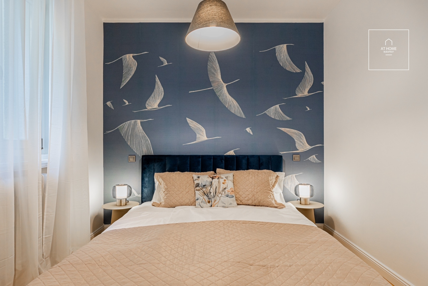 Teljeskörűen felújított 2 hálószobás lakás erkéllyel az Operaház közelében