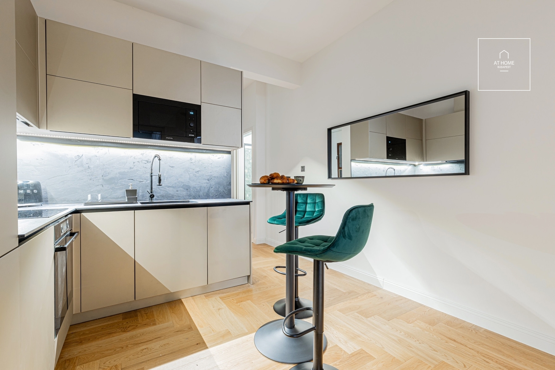 Fully renovated 2-bedroom apartment with a balcony near the Opera House