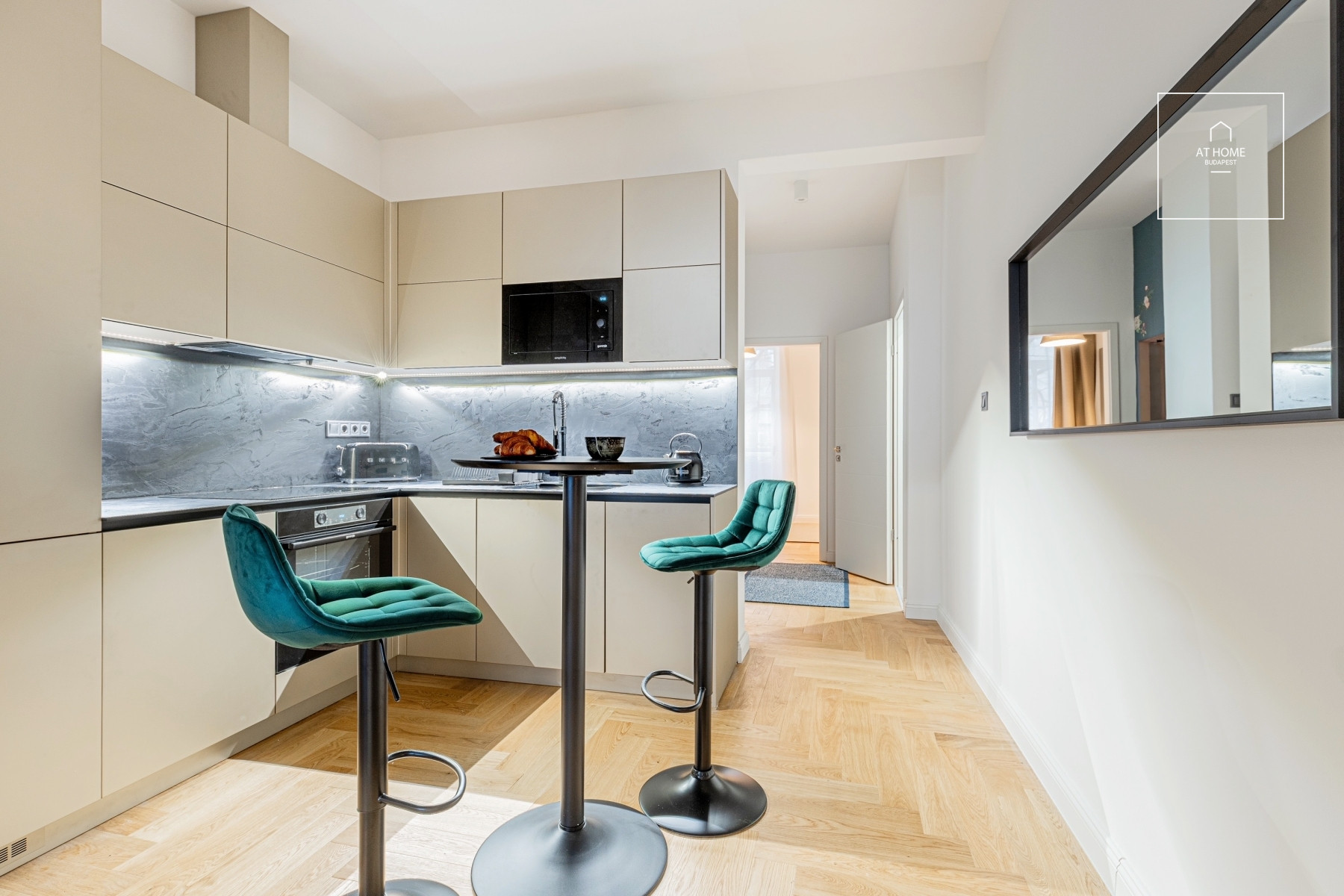 Fully renovated 2-bedroom apartment with a balcony near the Opera House