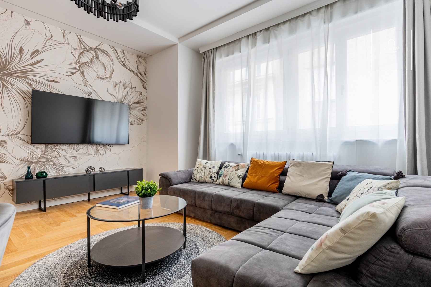 Fully renovated 2-bedroom apartment with a balcony near the Opera House