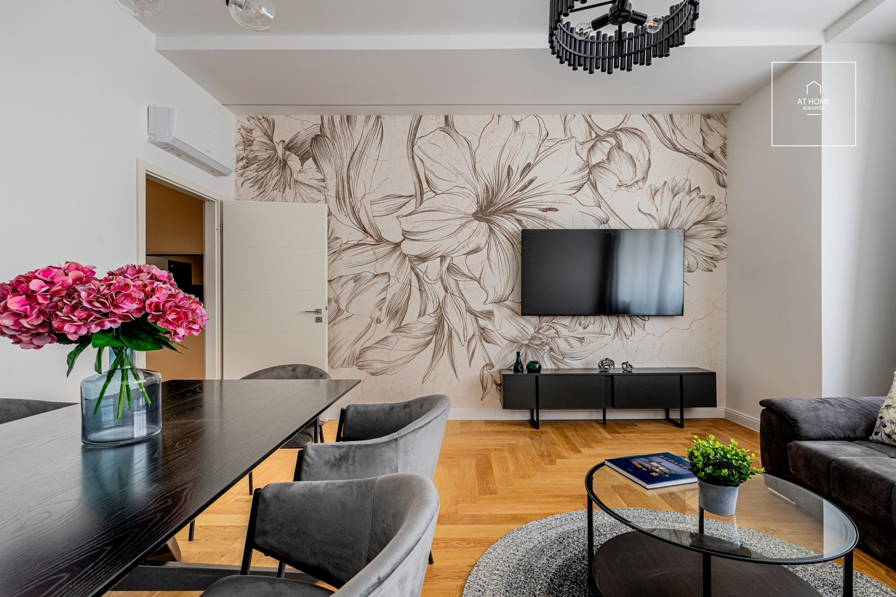 Fully renovated 2-bedroom apartment with a balcony near the Opera House