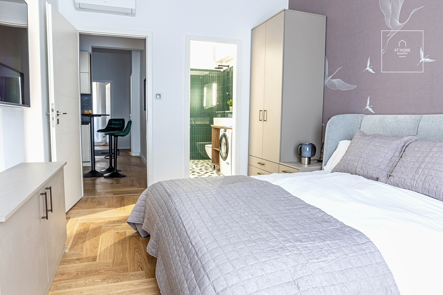 Fully renovated 2-bedroom apartment with a balcony near the Opera House